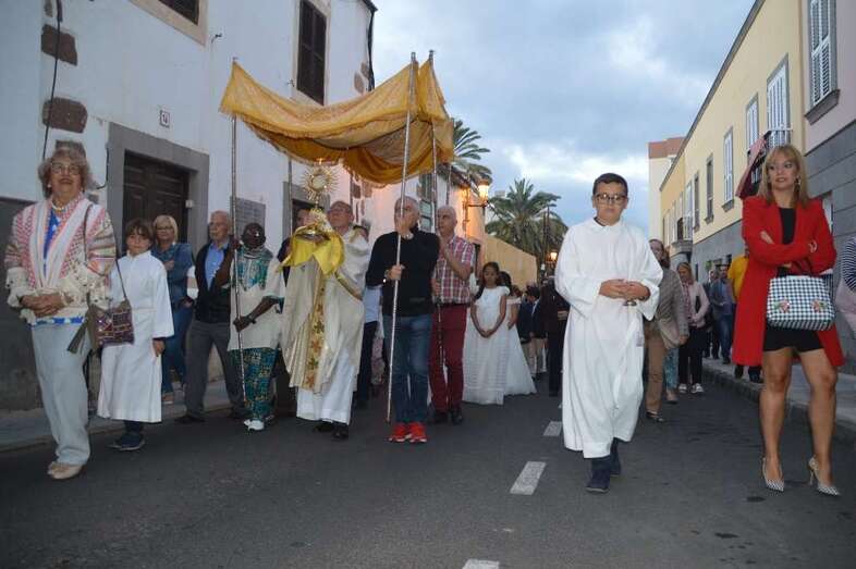 La procesión se paró en los altares ubicados en la calle de Doramas (Foto TA)